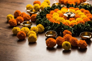 Diwali için Rangoli Çiçeği ya da Pongal Festivali Marigold ya da Zendu çiçekleri ve gül yaprakları ile karamsar ya da beyaz arka plan üzerinde yapılan seçici odaklanma