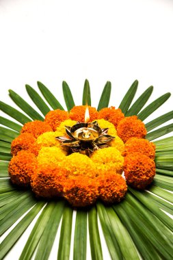 Diwali için Rangoli Çiçeği ya da Pongal Festivali Marigold ya da Zendu çiçekleri ve gül yaprakları ile karamsar ya da beyaz arka plan üzerinde yapılan seçici odaklanma