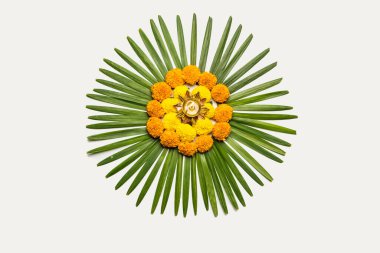 Diwali için Rangoli Çiçeği ya da Pongal Festivali Marigold ya da Zendu çiçekleri ve gül yaprakları ile karamsar ya da beyaz arka plan üzerinde yapılan seçici odaklanma