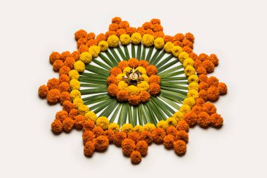 Diwali için Rangoli Çiçeği ya da Pongal Festivali Marigold ya da Zendu çiçekleri ve gül yaprakları ile karamsar ya da beyaz arka plan üzerinde yapılan seçici odaklanma