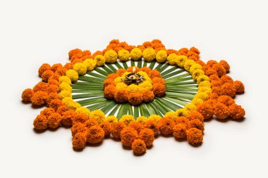 Diwali için Rangoli Çiçeği ya da Pongal Festivali Marigold ya da Zendu çiçekleri ve gül yaprakları ile karamsar ya da beyaz arka plan üzerinde yapılan seçici odaklanma