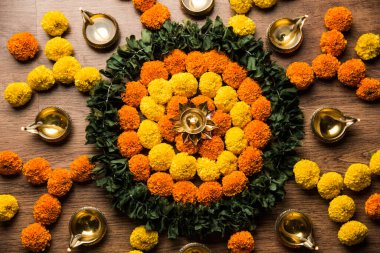 Diwali için Rangoli Çiçeği ya da Pongal Festivali Marigold ya da Zendu çiçekleri ve gül yaprakları ile karamsar ya da beyaz arka plan üzerinde yapılan seçici odaklanma