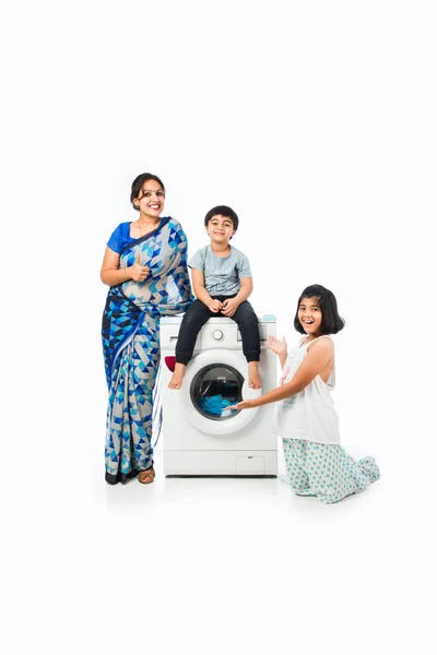Indiai Ázsiai Csinos Háziasszony Mosás Ruhák Mosógép Gyerekek Nézni — Stock Fotó