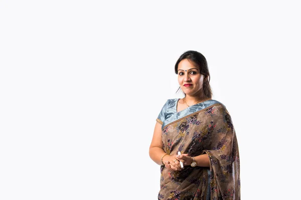 Portret Van Indiase Juf Saree Staat Tegen Groen Wit Schoolbord — Stockfoto