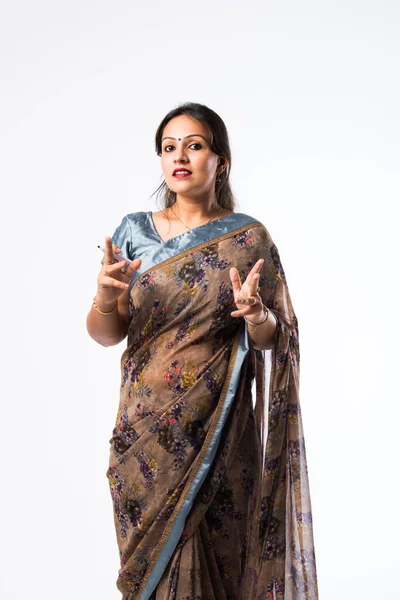 Portret Indyjskiej Nauczycielki Sari Stoi Przeciwko Zielonej Białej Lub Tablicy — Zdjęcie stockowe