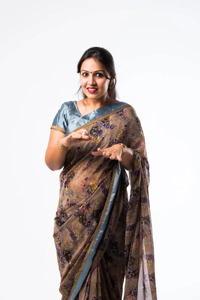 Portret Van Indiase Juf Saree Staat Tegen Groen Wit Schoolbord — Stockfoto