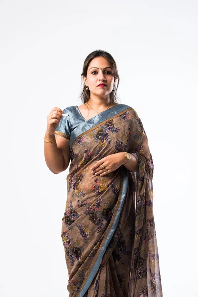 Portrét Indické Učitelky Saree Stojí Proti Zelené Bílé Nebo Tabule — Stock fotografie