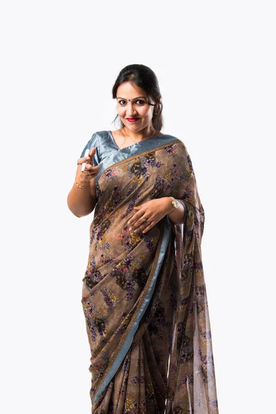 Retrato Profesora India Saree Opone Las Clases Línea Verde Blanco — Foto de Stock