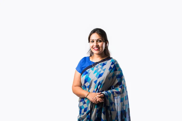 Portrét Indické Učitelky Saree Stojí Proti Zelené Bílé Nebo Tabule — Stock fotografie