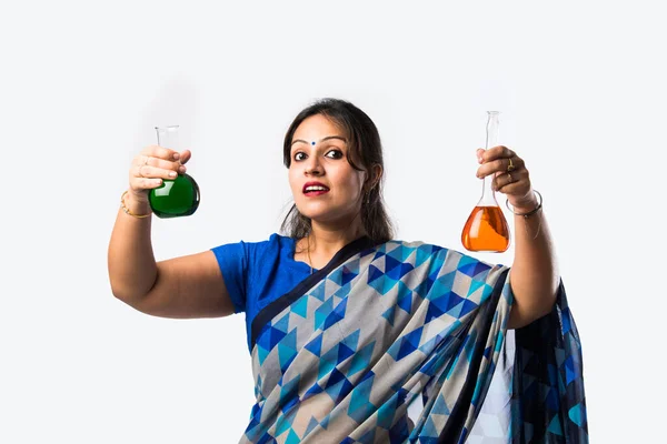 Portret Indyjskiej Nauczycielki Sari Stoi Przeciwko Zielonej Białej Lub Tablicy — Zdjęcie stockowe
