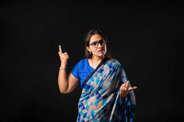 Πορτρέτο Του Ινδού Δασκάλου Σάρι Στέκεται Ενάντια Στο Πράσινο Λευκό — Φωτογραφία Αρχείου