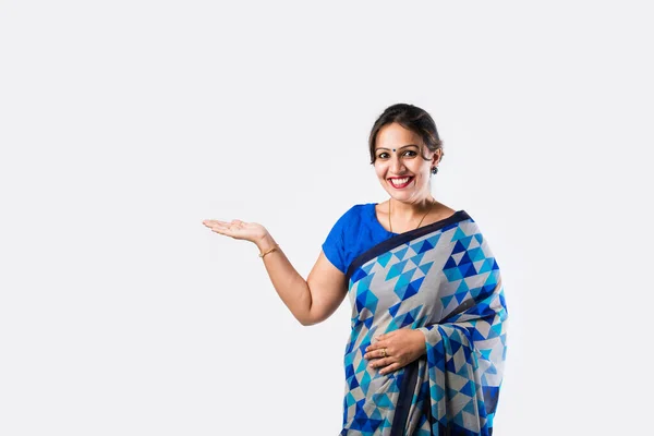 Mujer India Atractiva Sonriente Saree Mostrando Copyspace Contra Fondo Blanco —  Fotos de Stock