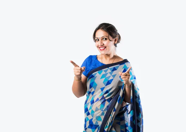 Χαμογελώντας Ελκυστική Ινδή Γυναίκα Σάρι Εμφάνιση Copyspace Λευκό Φόντο — Φωτογραφία Αρχείου