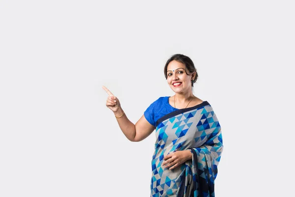 Usmívající Atraktivní Indická Žena Saree Zobrazení Copyspace Proti Bílému Pozadí — Stock fotografie