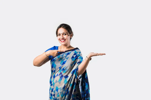 Uśmiechnięta Atrakcyjna Indianka Saree Pokazywanie Copyspace Białym Tle — Zdjęcie stockowe