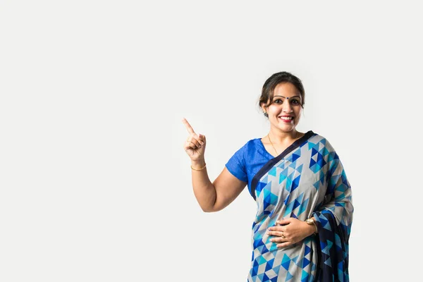 Улыбающаяся Привлекательная Индийская Женщина Сари Демонстрирует Copyspace Белом Фоне — стоковое фото