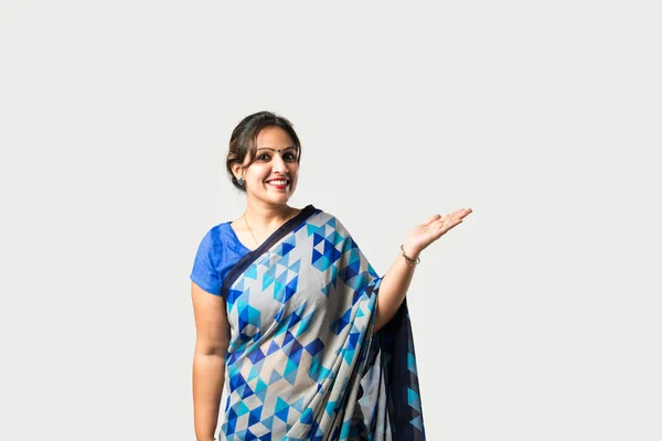 Uśmiechnięta Atrakcyjna Indianka Saree Pokazywanie Copyspace Białym Tle — Zdjęcie stockowe