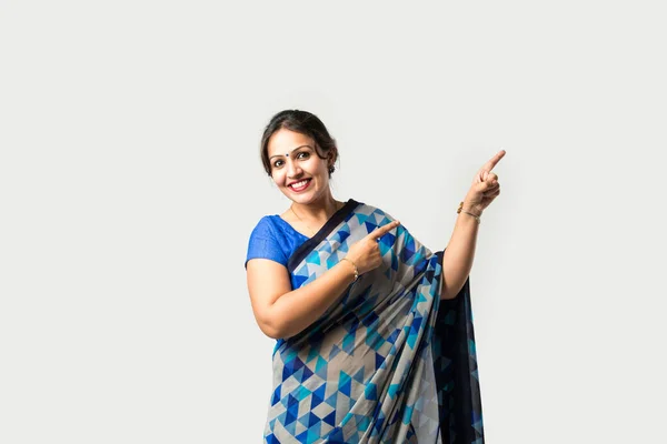 Leende Attraktiv Indisk Kvinna Saré Visar Copyspace Mot Vit Bakgrund — Stockfoto