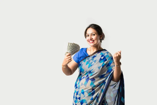 Indiase Aziatische Vrouw Sari Saree Tonen Houden Van Papier Bankbiljetten — Stockfoto