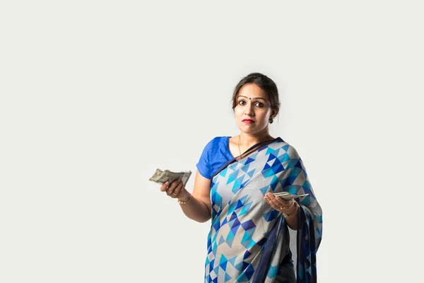 Indický Asijské Žena Sari Nebo Saree Ukazující Nebo Držící Papírové — Stock fotografie