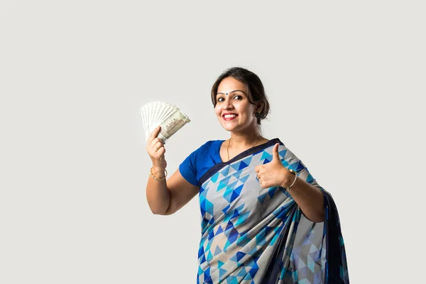 Indyjska Azjatycka Kobieta Sari Lub Saree Pokazuje Lub Trzyma Papierowe — Zdjęcie stockowe