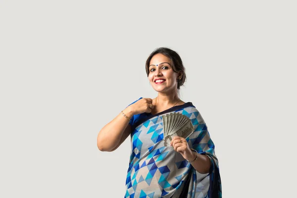 Mujer Asiática India Sari Saree Mostrando Sosteniendo Billetes Papel Moneda — Foto de Stock