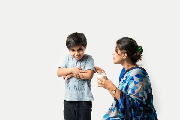 Indiskt Vacker Mor Som Tvingar Sin Son Att Dricka Mjölk — Stockfoto