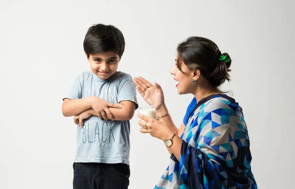 Indiano Bella Madre Making Suo Figlio Bere Latte Bicchiere — Foto Stock