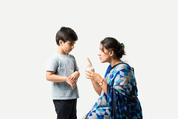 India Bonita Madre Haciendo Hijo Beber Leche Vaso —  Fotos de Stock