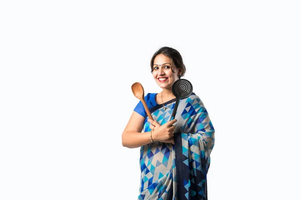 Portrét Indické Asijské Ženy Saree Kuchyni Držící Dřevěnou Naběračku Belan — Stock fotografie