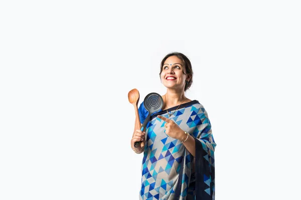 Portret Indyjskiej Azjatki Sari Kuchni Trzymającej Drewnianą Chochlę Belan Łopatkę — Zdjęcie stockowe