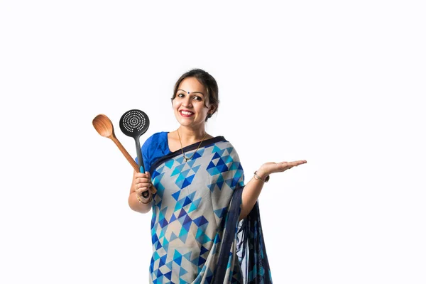 Portret Indyjskiej Azjatki Sari Kuchni Trzymającej Drewnianą Chochlę Belan Łopatkę — Zdjęcie stockowe