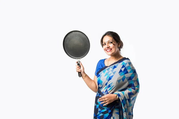 Retrato Uma Mulher Indiana Asiática Saree Cozinha Segurando Concha Madeira — Fotografia de Stock