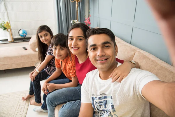 Familia India Sentada Sofá Tomando Una Foto Selfie Usando Teléfono —  Fotos de Stock