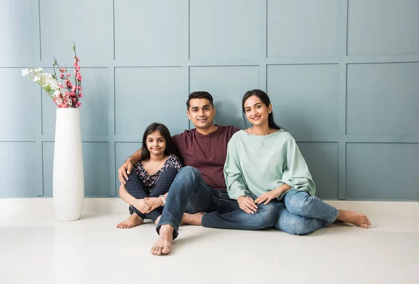 Porträt Einer Glücklichen Indischen Asiatischen Jungen Familie Auf Dem Sofa — Stockfoto