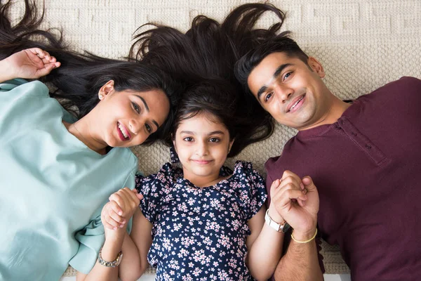 Retrato Feliz Familia Joven Asiática India Mientras Está Sentada Sofá —  Fotos de Stock