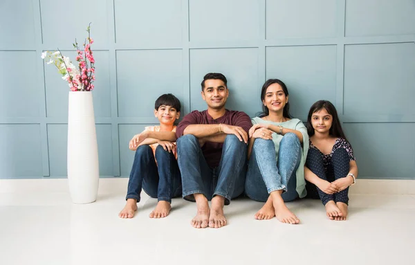 Portrét Šťastné Mladé Indické Rodiny Jak Sedí Pohovce Leží Podlaze — Stock fotografie
