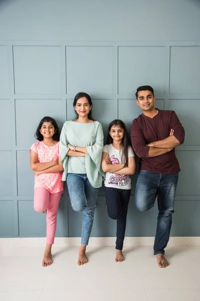 Retrato Feliz Indiana Ásia Jovem Família Enquanto Contra Parede Pais — Fotografia de Stock