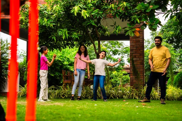 Ev bahçesinde kriket oynayan Hintli bir aile çocuklarla güzel vakit geçirir. Ebeveynler dışarıda eğlenir. Neşeli Asyalı kardeşler ve yetişkinler arka bahçedeki maçta kaynaşırlar.