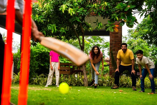 Ev bahçesinde kriket oynayan Hintli bir aile çocuklarla güzel vakit geçirir. Ebeveynler dışarıda eğlenir. Neşeli Asyalı kardeşler ve yetişkinler arka bahçedeki maçta kaynaşırlar.