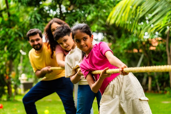 Hint ailesi evlerinin bahçesinde Raşsi Khech oynuyorlar. Birlikte güzel vakit geçiriyorlar. Açık hava sporlarının tadını çıkarıyorlar.