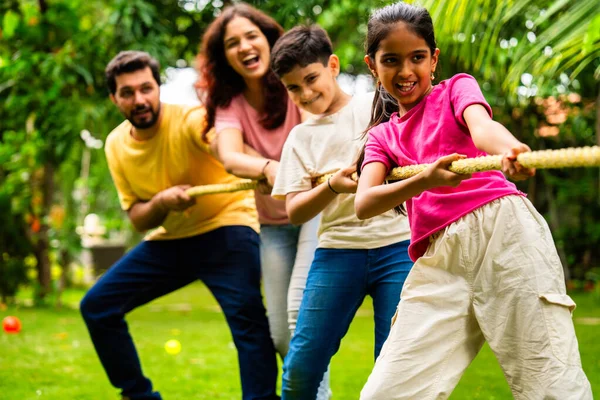 Hint ailesi evlerinin bahçesinde Raşsi Khech oynuyorlar. Birlikte güzel vakit geçiriyorlar. Açık hava sporlarının tadını çıkarıyorlar.