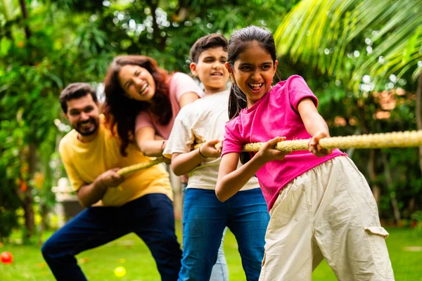 Hint ailesi evlerinin bahçesinde Raşsi Khech oynuyorlar. Birlikte güzel vakit geçiriyorlar. Açık hava sporlarının tadını çıkarıyorlar.