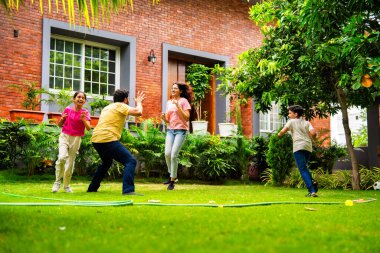 Ev bahçesinde Langdi oyunu oynayan Hintli bir aile, açık hava sporlarından zevk alarak birlikte kaliteli zaman geçiriyorlar, geleneksel Hint takım oyununda tek ayak üzerinde zıplayıp çeviklik tabanlı oyunu birleştiriyorlar.