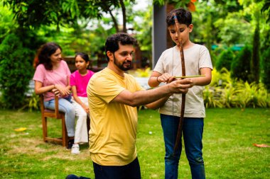 Hintli bir baba oğluna okçuluk öğretiyor. Ev yapımı yay ve okçuluğu kullanıyor. Birlikte vakit geçirip dışarıda spor yapıyor, öğreniyor ve eğlenceli aktivitelerle bağ kuruyor.