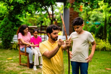 Hintli bir baba oğluna okçuluk öğretiyor. Ev yapımı yay ve okçuluğu kullanıyor. Birlikte vakit geçirip dışarıda spor yapıyor, öğreniyor ve eğlenceli aktivitelerle bağ kuruyor.