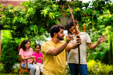 Hintli bir baba oğluna okçuluk öğretiyor. Ev yapımı yay ve okçuluğu kullanıyor. Birlikte vakit geçirip dışarıda spor yapıyor, öğreniyor ve eğlenceli aktivitelerle bağ kuruyor.