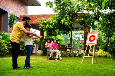 Hintli bir baba oğluna okçuluk öğretiyor. Ev yapımı yay ve okçuluğu kullanıyor. Birlikte vakit geçirip dışarıda spor yapıyor, öğreniyor ve eğlenceli aktivitelerle bağ kuruyor.