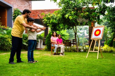 Hintli bir baba oğluna okçuluk öğretiyor. Ev yapımı yay ve okçuluğu kullanıyor. Birlikte vakit geçirip dışarıda spor yapıyor, öğreniyor ve eğlenceli aktivitelerle bağ kuruyor.