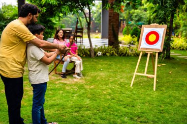 Hintli bir baba oğluna okçuluk öğretiyor. Ev yapımı yay ve okçuluğu kullanıyor. Birlikte vakit geçirip dışarıda spor yapıyor, öğreniyor ve eğlenceli aktivitelerle bağ kuruyor.